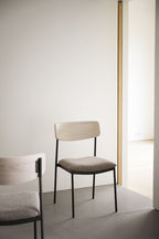 Maymont Stol Mörkbeige/Vitpigmenterad Ek/Svart | Rowico Home | 7340126571101 | 123073 | Maessing Interiör