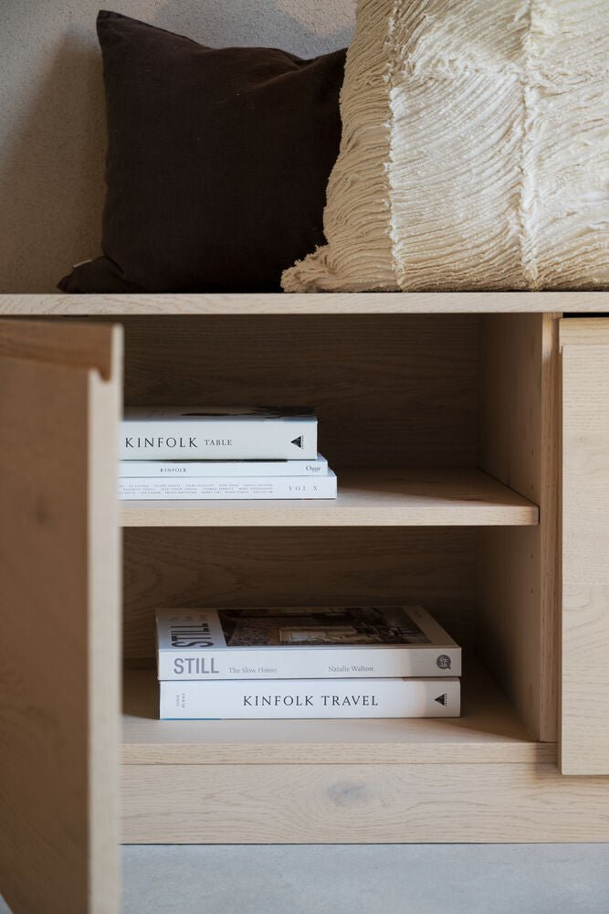 Melstone Sideboard Låg Vitpigmenterad Ek | Rowico Home | 7340233304210 | 148110 | Maessing Interiör