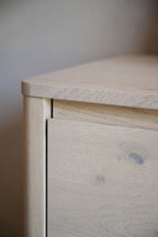 Melstone Sideboard Låg Vitpigmenterad Ek | Rowico Home | 7340233304210 | 148110 | Maessing Interiör