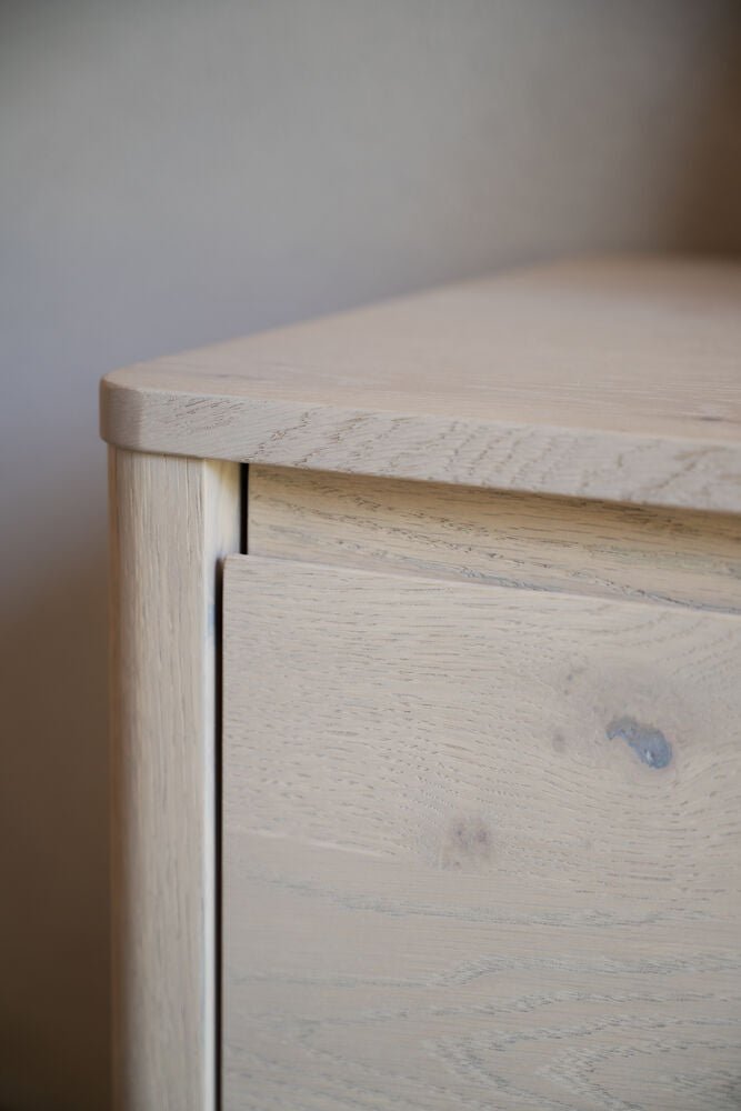 Melstone Sideboard Låg Vitpigmenterad Ek | Rowico Home | 7340233304210 | 148110 | Maessing Interiör