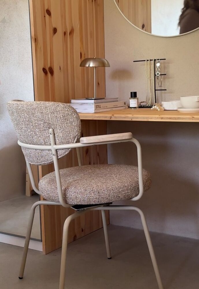 Merrick Karmstol Mörkbeige/Vitpigmenterad Ek/Svart | Rowico Home | 7340233306061 | 128320 | Maessing Interiör
