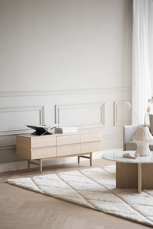 Moresby TV - bänk Vitpigmenterad Ek | Rowico Home | 7340126553572 | 120601 | Maessing Interiör