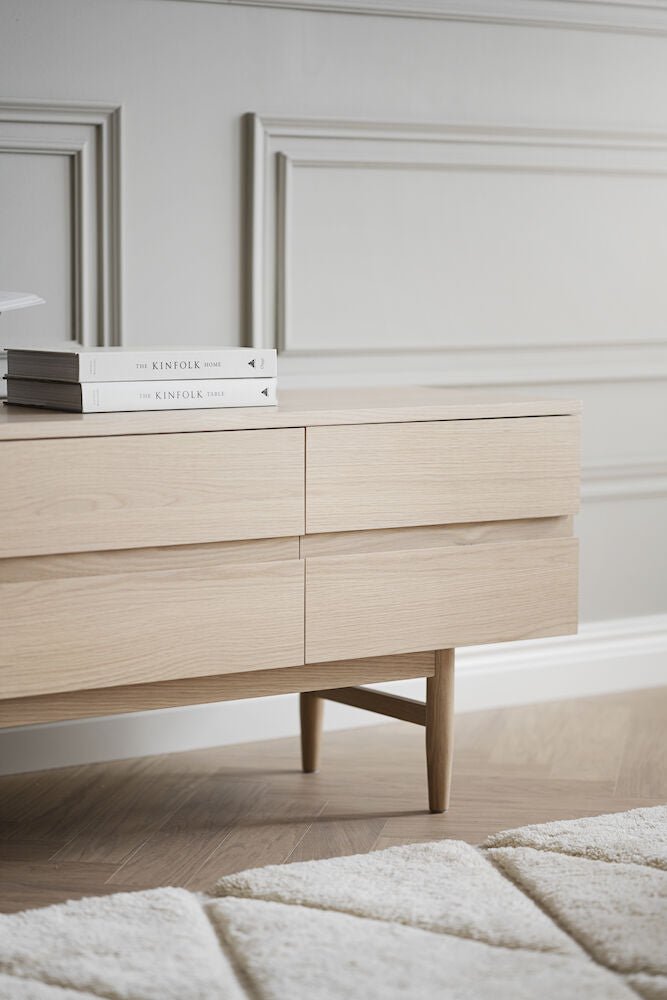 Moresby TV - bänk Vitpigmenterad Ek | Rowico Home | 7340126553572 | 120601 | Maessing Interiör
