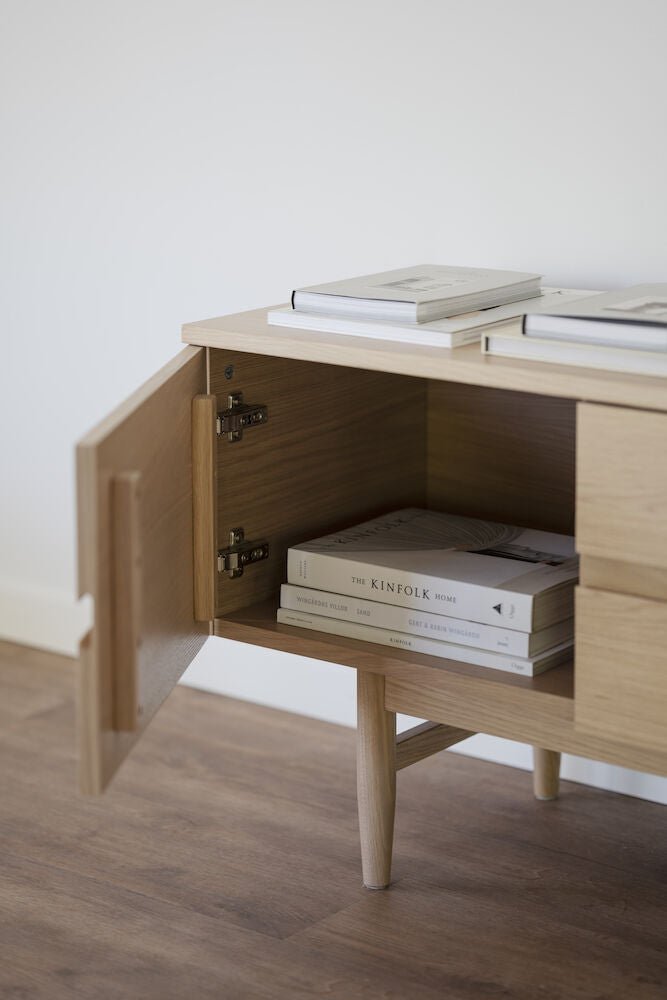 Moresby TV - bänk Vitpigmenterad Ek | Rowico Home | 7340126553572 | 120601 | Maessing Interiör