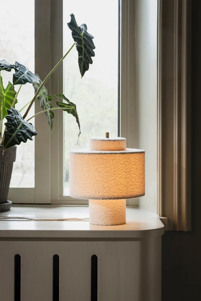 Noah 25 Bouclé Bordslampa Vit | Globen Lighting | 7319437163084 | 716308 | Maessing Interiör