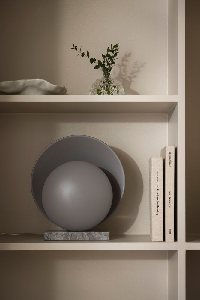Orbit Bordslampa Grå | Globen Lighting | 7319432208100 | 220810 | Maessing Interiör