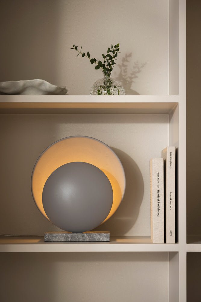 Orbit Bordslampa Grå | Globen Lighting | 7319432208100 | 220810 | Maessing Interiör