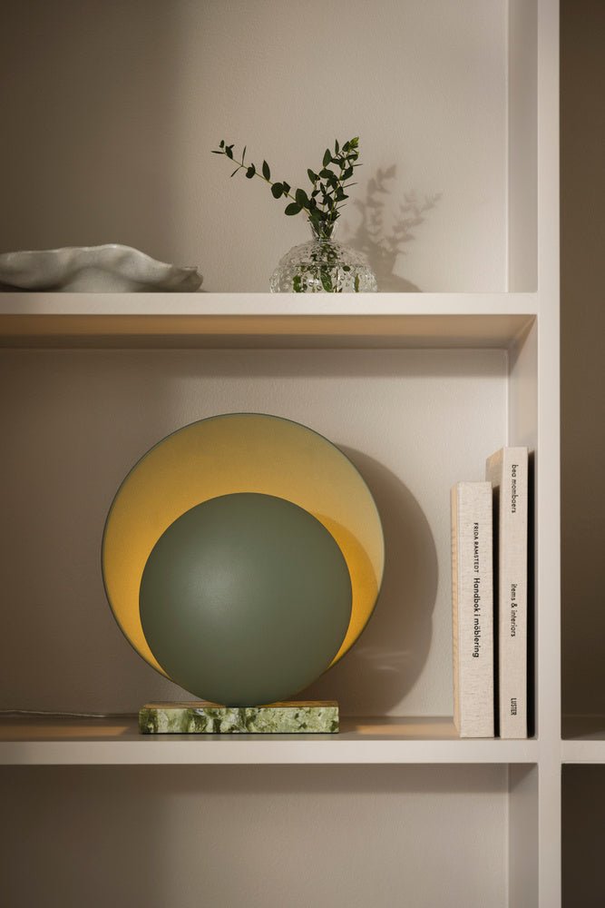 Orbit Bordslampa Grön | Globen Lighting | 7319432208032 | 220803 | Maessing Interiör