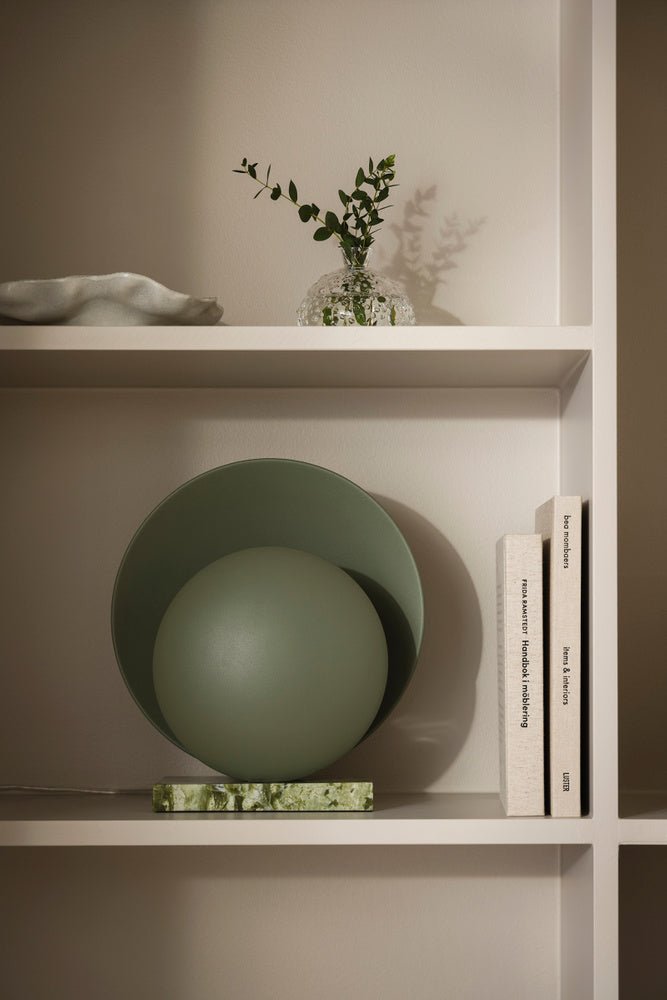 Orbit Bordslampa Grön | Globen Lighting | 7319432208032 | 220803 | Maessing Interiör