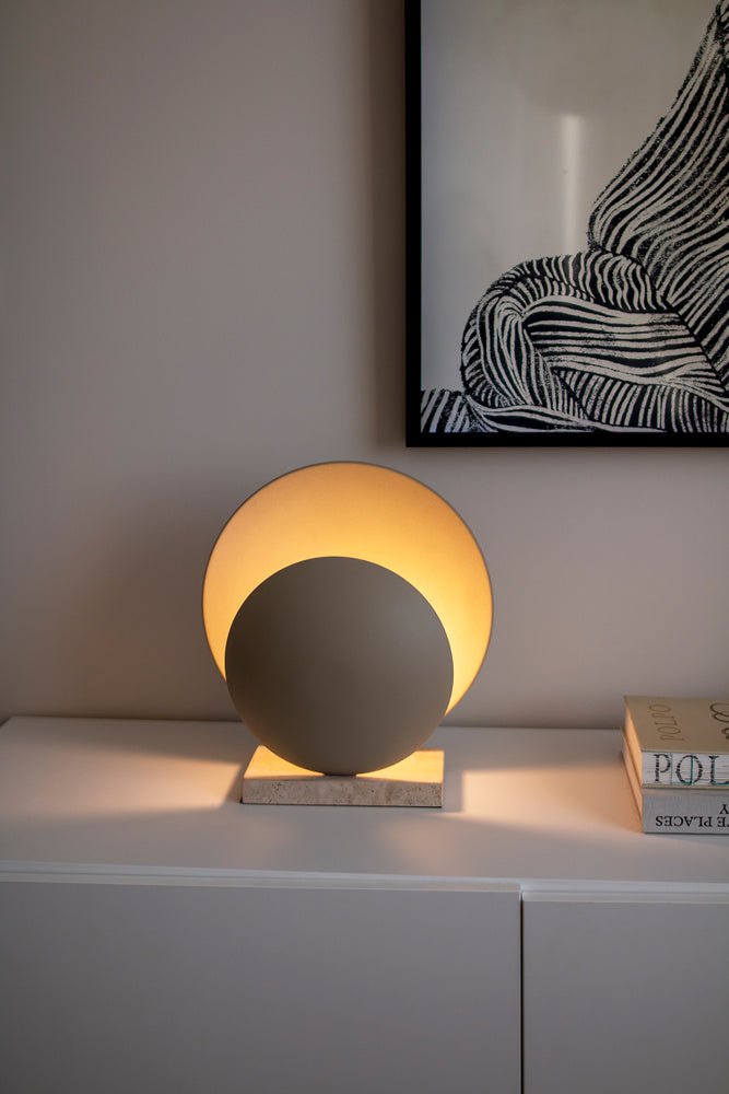 Orbit Bordslampa Travertin/Beige | Globen Lighting | 7319432208025 | 220802 | Maessing Interiör