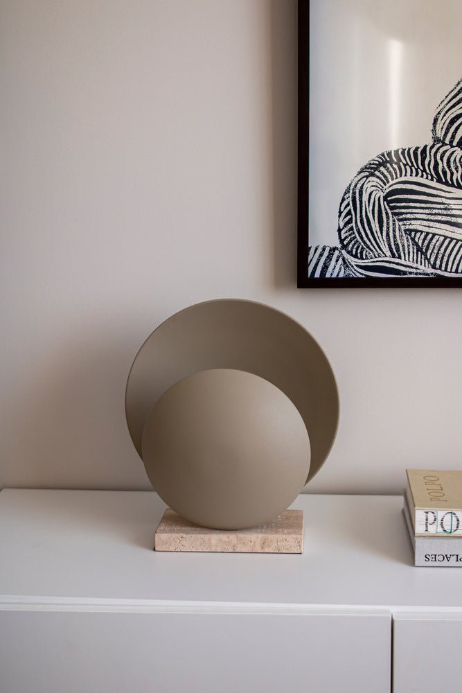 Orbit Bordslampa Travertin/Beige | Globen Lighting | 7319432208025 | 220802 | Maessing Interiör