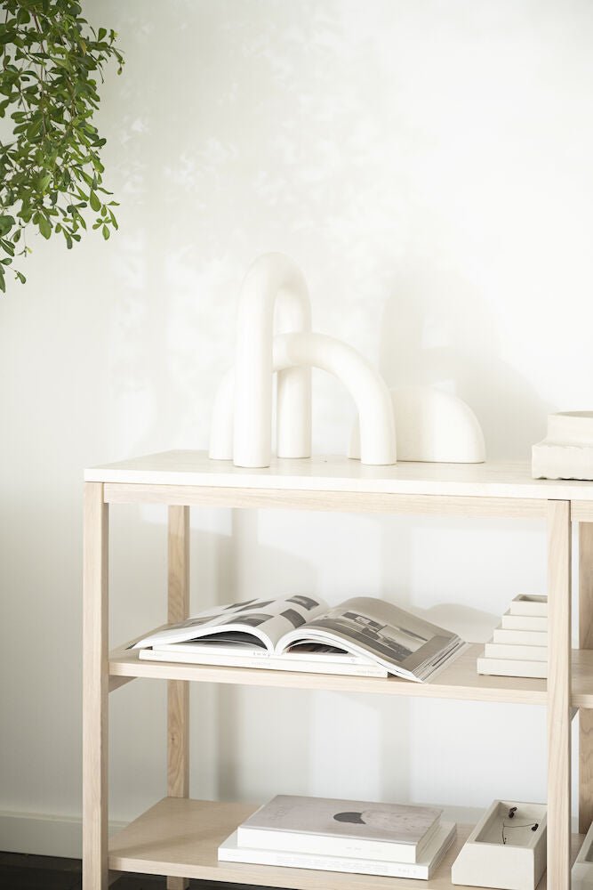 Orwel Avlastningsbord Beige Travertin/Vitpigmenterad Ek | Rowico Home | 7340126556108 | 120900 | Maessing Interiör