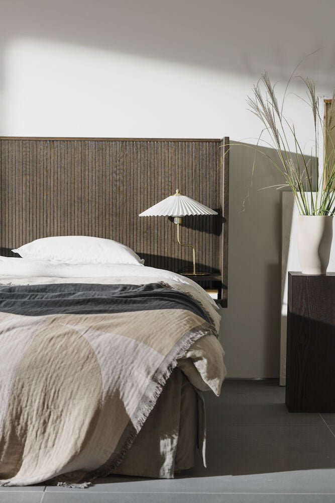 Redmond Sänggavel Brun Ek 234 | Rowico Home | 7340126554142 | 119786 | Maessing Interiör