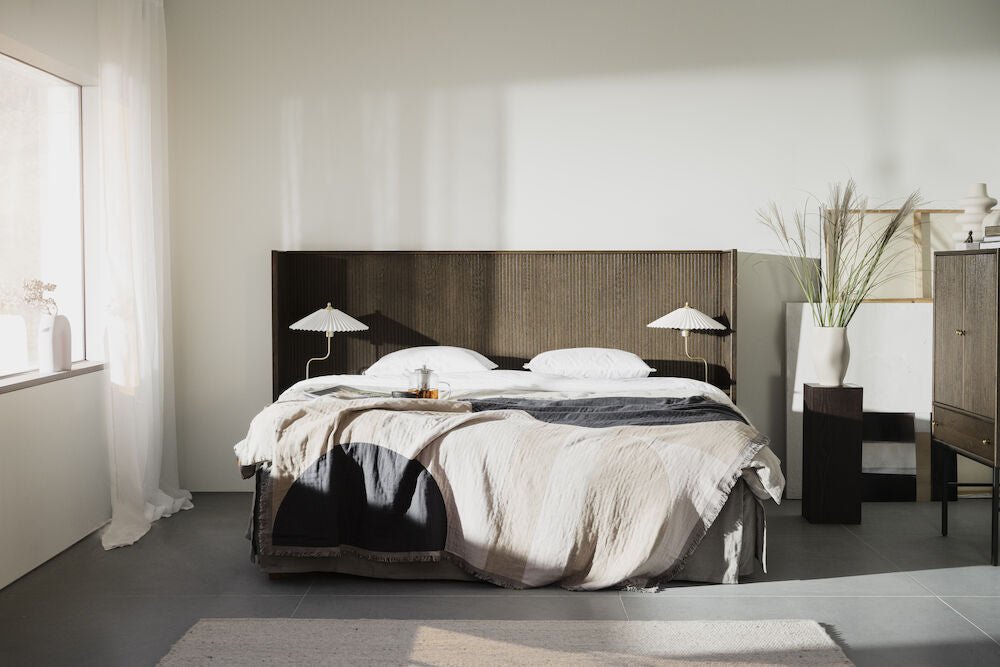 Redmond Sänggavel Brun Ek 234 | Rowico Home | 7340126554142 | 119786 | Maessing Interiör