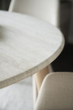 Taransay Matbord Beige Travertin/Vitpigmenterad Ek Ø125 | Rowico Home | 7340126555811 | 120830 | Maessing Interiör