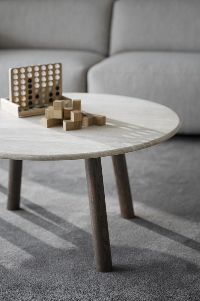 Taransay Soffbord Beige Travertin/Brun Ek Ø90 | Rowico Home | 7340126555934 | 120845 | Maessing Interiör