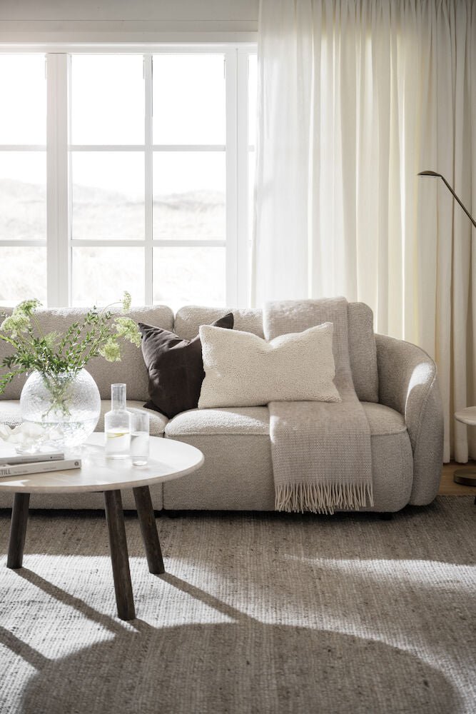 Taransay Soffbord Beige Travertin/Brun Ek Ø90 | Rowico Home | 7340126555934 | 120845 | Maessing Interiör
