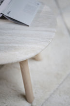 Taransay Soffbord Beige Travertin/Vitpigmenterad Ek Ø90 | Rowico Home | 7340126555927 | 120844 | Maessing Interiör