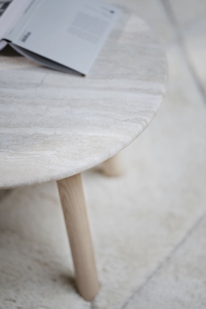 Taransay Soffbord Beige Travertin/Vitpigmenterad Ek Ø90 | Rowico Home | 7340126555927 | 120844 | Maessing Interiör