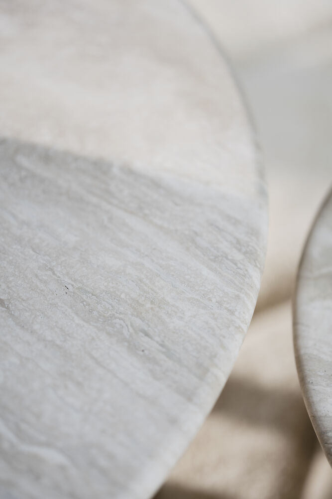 Taransay Soffbord Beige Travertin/Vitpigmenterad Ek Ø90 | Rowico Home | 7340126555927 | 120844 | Maessing Interiör