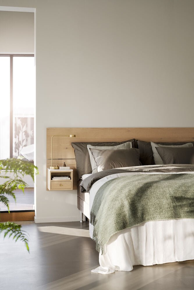 Whitmore Sänggavel Ek 240 | Rowico Home | 7340126556023 | 120765 | Maessing Interiör