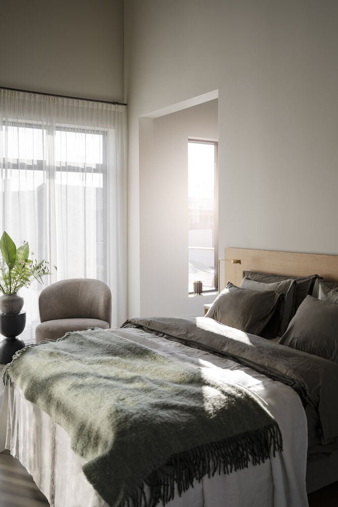 Whitmore Sänggavel Ek 240 | Rowico Home | 7340126556023 | 120765 | Maessing Interiör