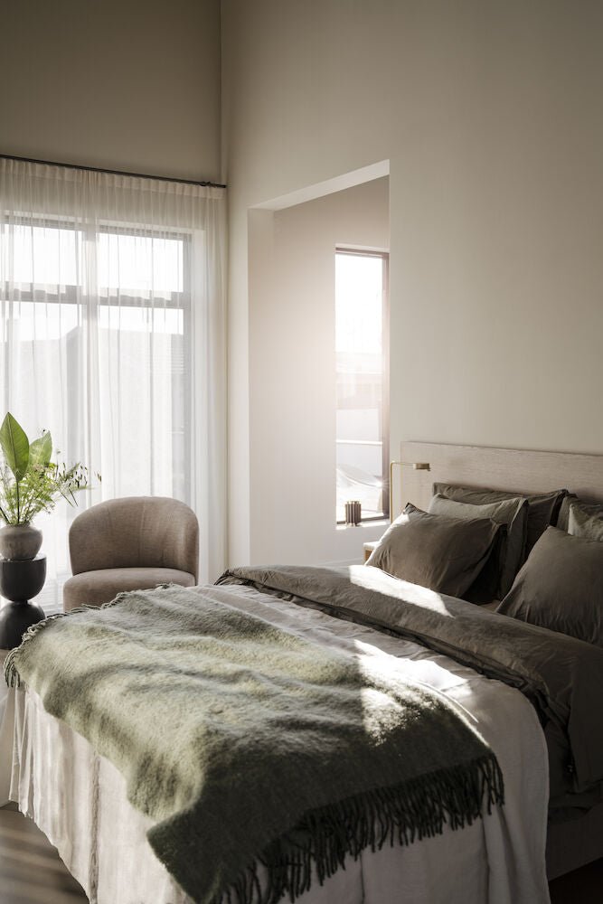 Whitmore Sänggavel Vitpigmenterad Ek 240 | Rowico Home | 7340126556801 | 120767 | Maessing Interiör