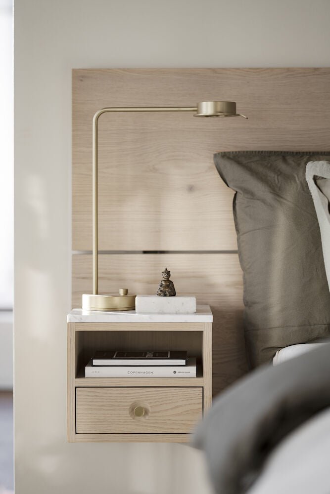 Whitmore Sänggavel Vitpigmenterad Ek 240 | Rowico Home | 7340126556801 | 120767 | Maessing Interiör