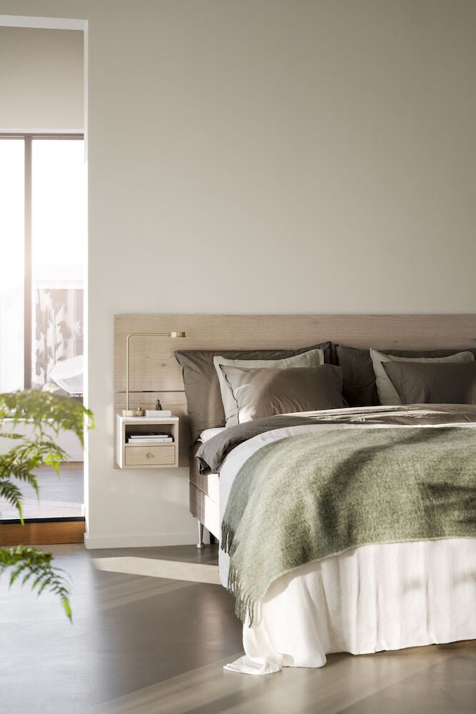 Whitmore Sänggavel Vitpigmenterad Ek 240 | Rowico Home | 7340126556801 | 120767 | Maessing Interiör