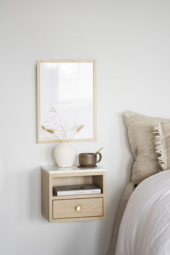 Whitmore Väggskåp/Sängbord Vitpigmenterad Ek/Vit Marmor | Rowico Home | 7340126556832 | 120768 | Maessing Interiör