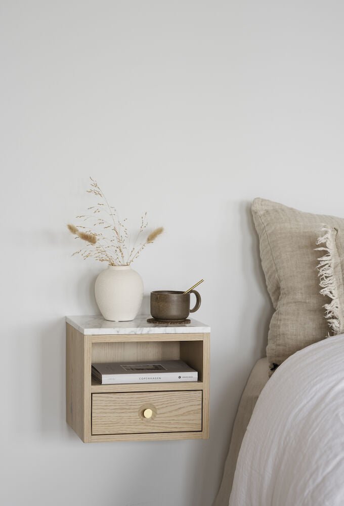 Whitmore Väggskåp/Sängbord Vitpigmenterad Ek/Vit Marmor | Rowico Home | 7340126556832 | 120768 | Maessing Interiör