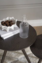 Yumi Satsbord Brun Ek Ø50+Ø40 | Rowico Home | 7340126565384 | 119215 | Maessing Interiör