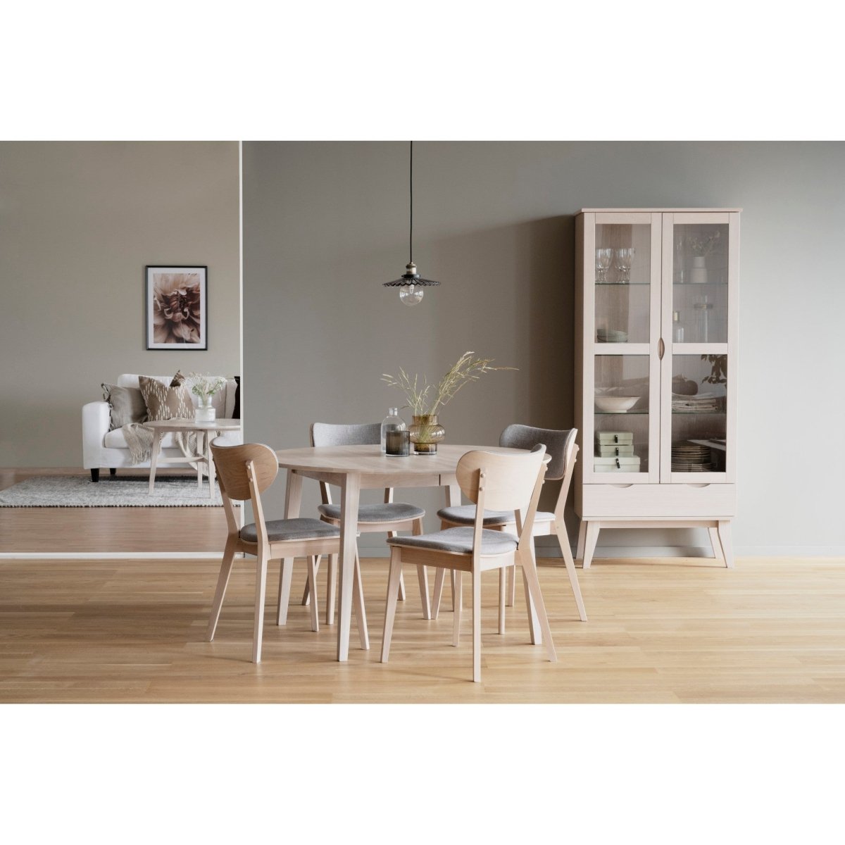 Filippa Vitrinskåp Vitpigmenterad Ek | Rowico Home | 7340126547991 | 113788 | Maessing Interiör
