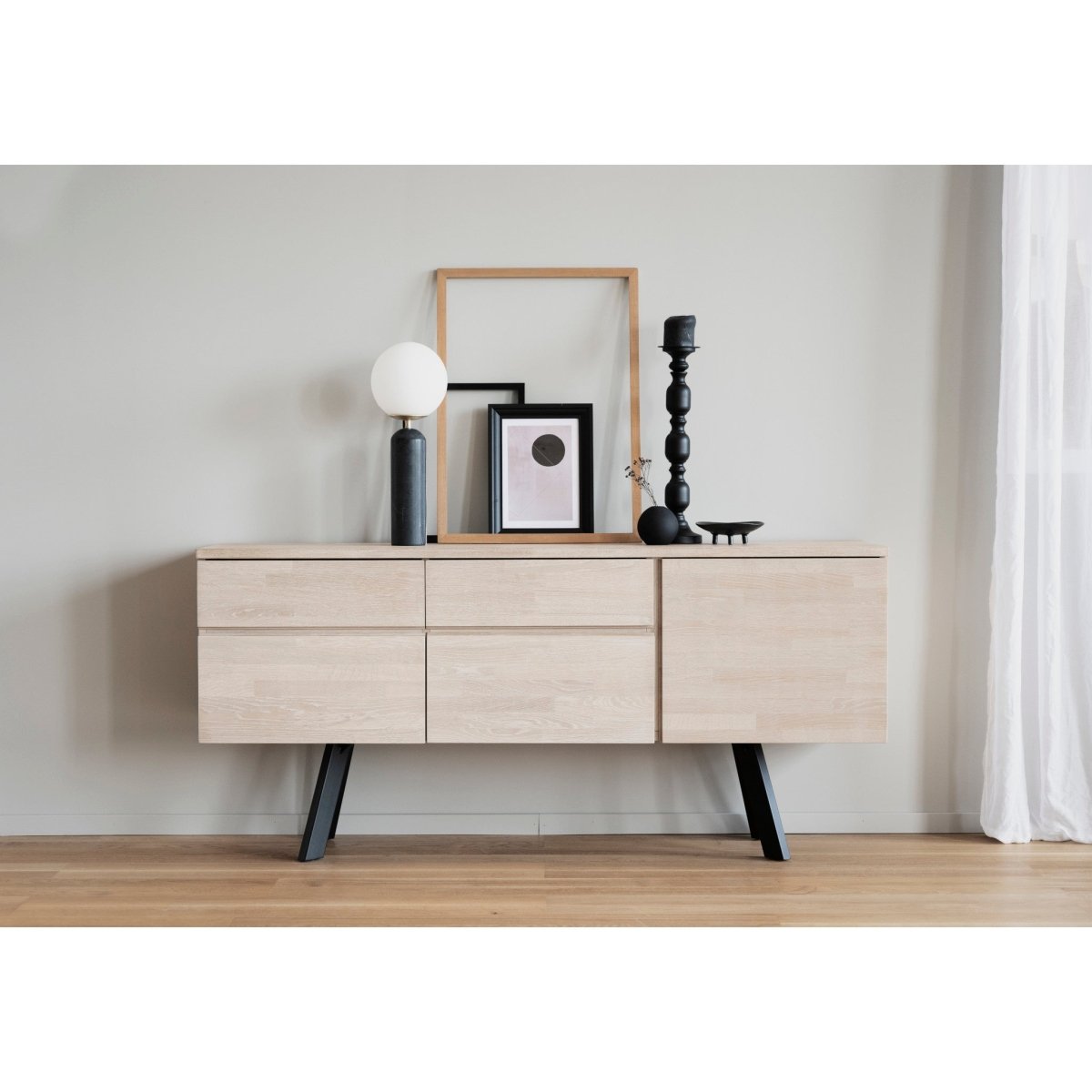 Fred Sideboard Vitpigmenterad/Svart | Rowico Home | 7340126525777 | 117421 | Maessing Interiör