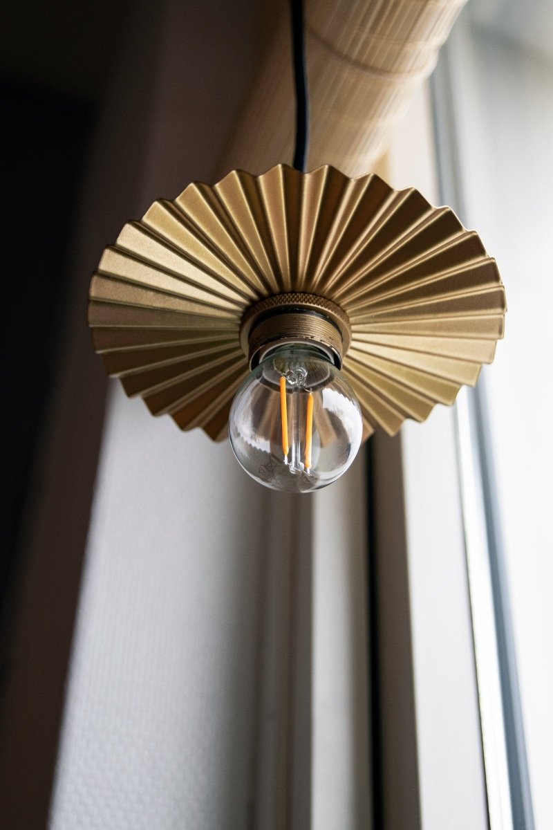 Omega Taklampa 15 Guld | Globen Lighting | 7319432410657 | 241065 | Maessing Interiör