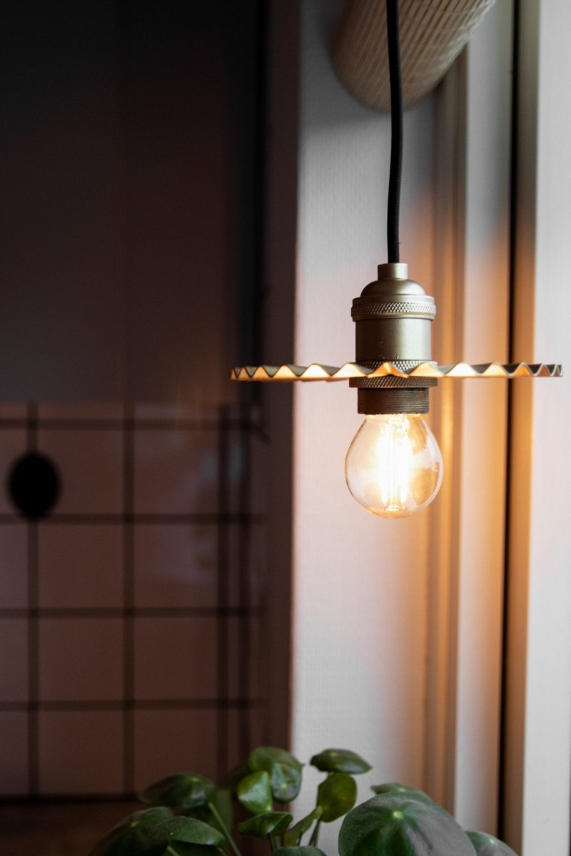 Omega Taklampa 15 Guld | Globen Lighting | 7319432410657 | 241065 | Maessing Interiör