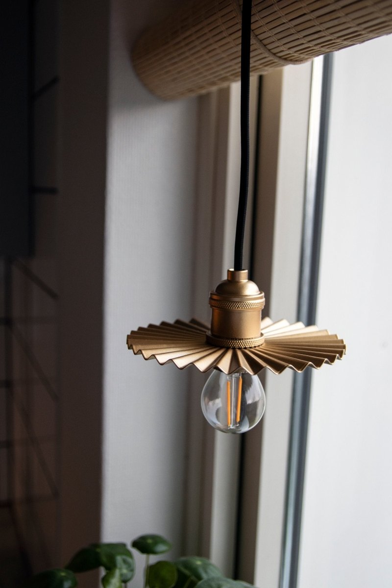 Omega Taklampa 15 Guld | Globen Lighting | 7319432410657 | 241065 | Maessing Interiör