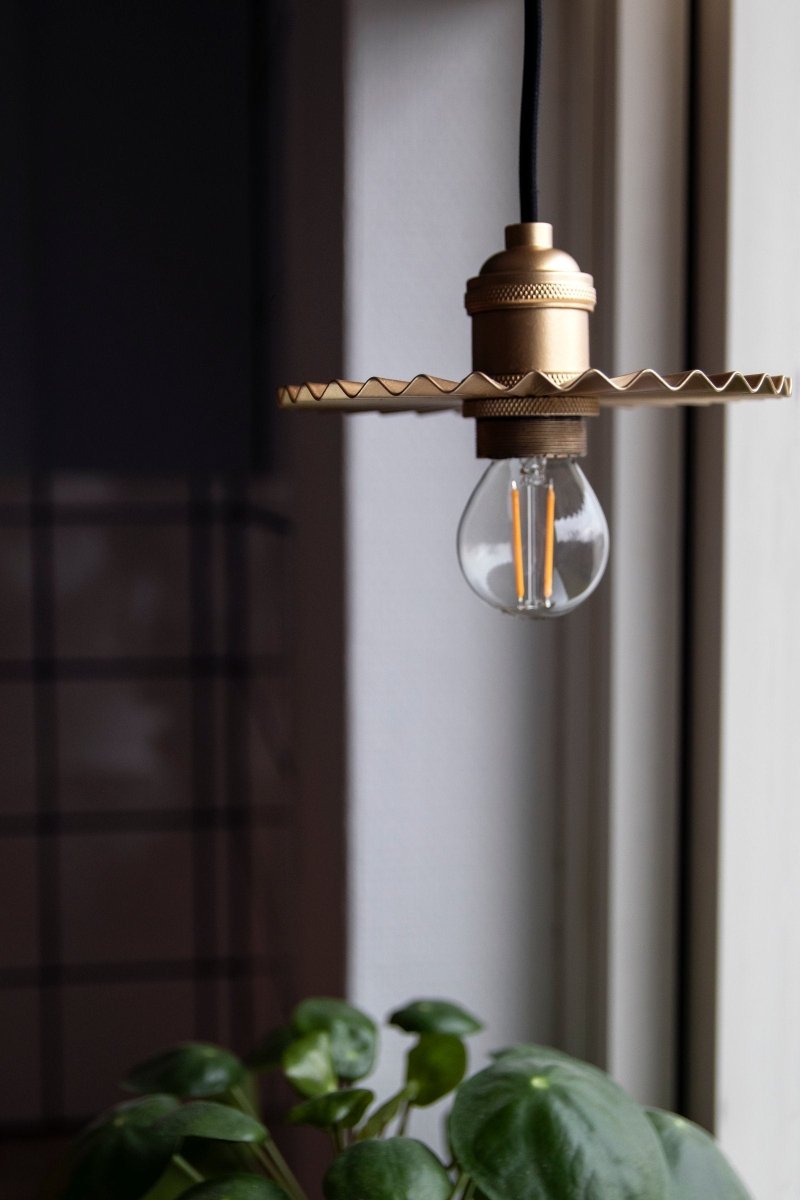 Omega Taklampa 15 Guld | Globen Lighting | 7319432410657 | 241065 | Maessing Interiör