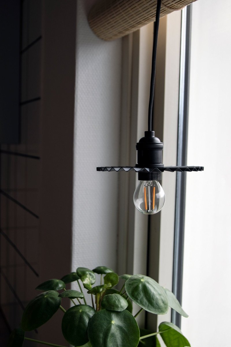 Omega Taklampa 15 Svart | Globen Lighting | 7319432410114 | 241011 | Maessing Interiör
