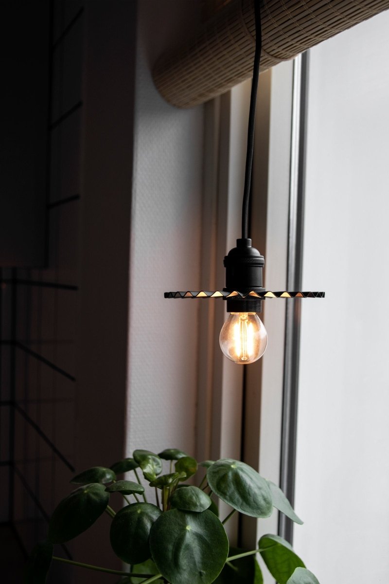 Omega Taklampa 15 Svart | Globen Lighting | 7319432410114 | 241011 | Maessing Interiör