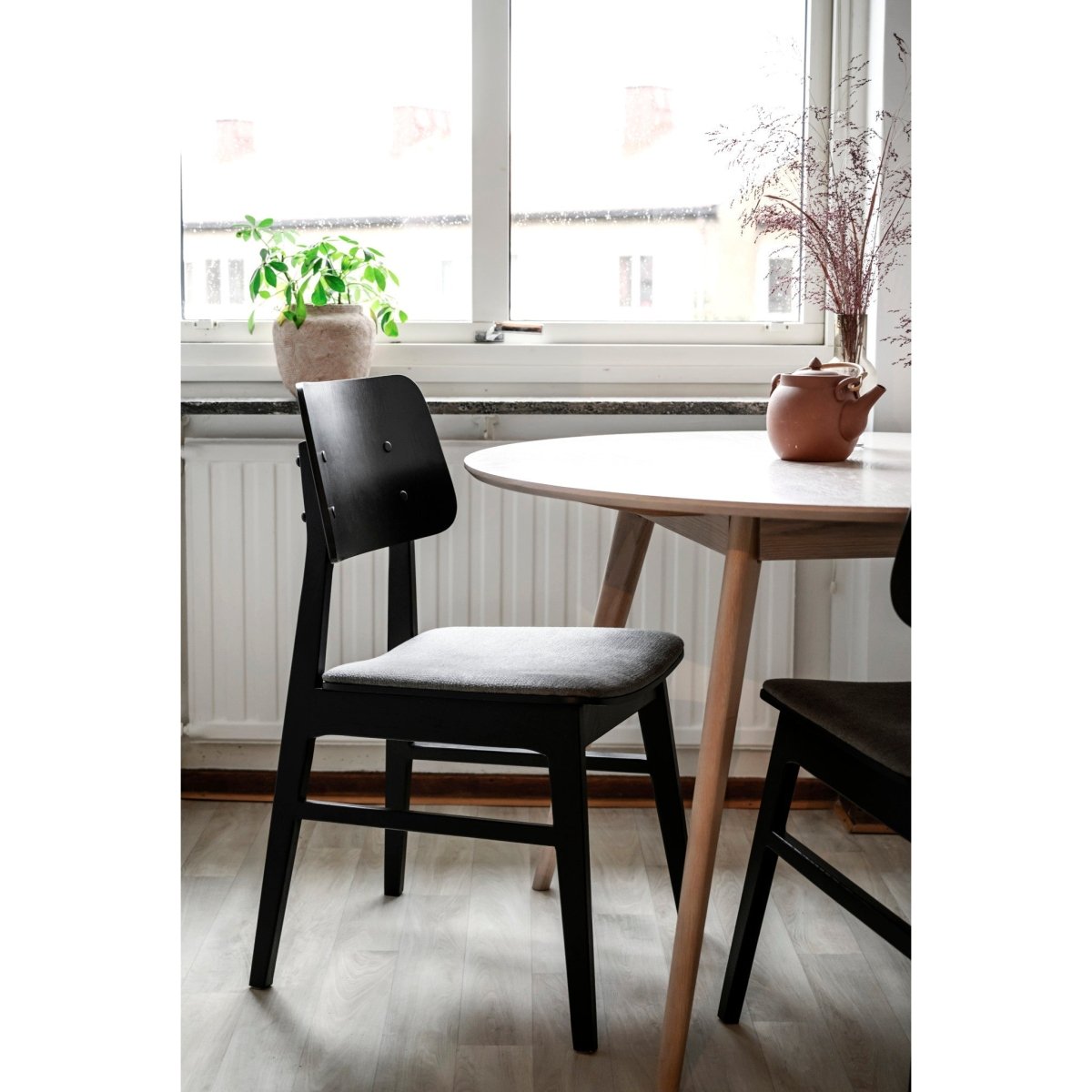Yumi Matbord Ek 115 Ø | Rowico Home | 7340126538258 | 119203 | Maessing Interiör